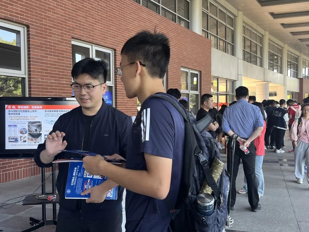 图4 王涛老师、毛义梅老师为学生们介绍专业情况.jpg